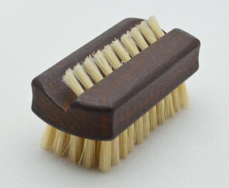 Reisehandwaschbürste und Nagelbürste Thermo-Buchenholz mit Griffmulden. 1 und 5 Reihen helle Naturborsten. Bürstenfabrik Keller seit 1869.